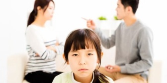 小さい頃に両親が離婚し父親に引き取られ週末は母親宅に泊まっていたんだけど、私が18歳の時、母親は嘘ついて黙って再婚してた