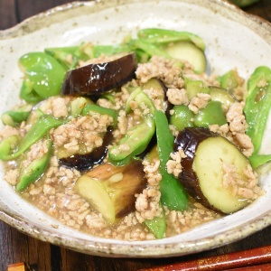 意外とあっさり♪茄子とピーマンのそぼろ炒め