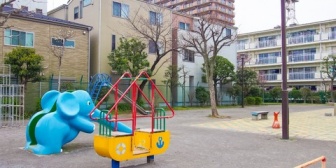 土日の午前中とかに自分(旦那側)が寝てる間に嫁が小さい子ども(1-3歳)連れてメモ書きやメール、LINEメッセージとか何も残さず出かけて正午前後に帰ってくるってのはどう思う？
