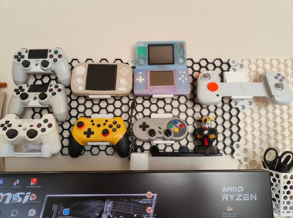 ぼくくん、3Dプリンターを活用してモニター上部にコントローラーラックを設置