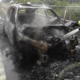【画像】東名高速を走行中の車内から煙が…路肩に止めると炎が　乗用車が全焼