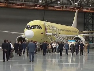 プーチン大統領はイルクーツクの航空機工場を視察…国産旅客機「MS-21」に満足げ！