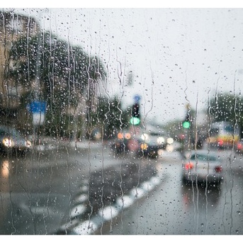 大雨の日の運転。もしものために車に備えたもの
