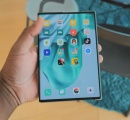 【驚愕】伸び縮みする巻き取り型スマホ、実物も問題なくてガチですごすぎる