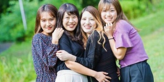 妙齢の仲良しグループ。その中に自分良いことがあって報告したい時だけ誘ってくる友人がいたんだけど、私が結婚したあたりから全く誘われなくなった…