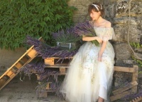 海外で撮影中の小嶋陽菜さんが絵画のように美しい…