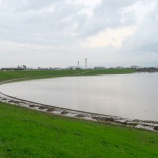 『水位が下がり始め、河川敷道路が見え始めました』の画像