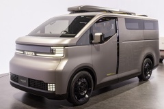 トヨタ、新型ハイエースとなるのか？ 突然展示されたハイエースコンセプト
