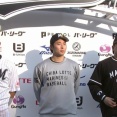 佐藤都志也(サトシ)さん、ピカチュウをつけてお立ち台に