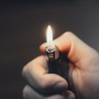 無職男性（23）、自◯するために自身の部屋に火を付ける → 怖くなりその部屋から出る → アパートが燃え、他住民3人がやけど、2人が死亡してしまう…