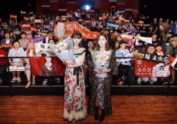 マジかｗ 堀未央奈、「第22回上海国際映画祭」授賞式で推しメンタオルを掲げられるｗｗｗ