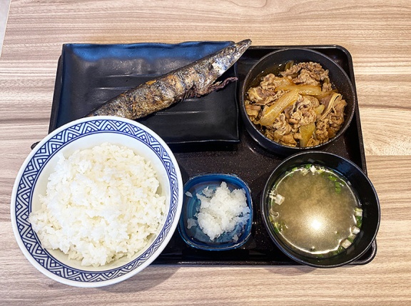 これがホームページにも載っていない限定メニュー「吉野家」の牛さんま定食だ！