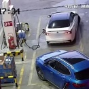 【海外の反応】給油ホースを付けたまま発進→ポンプごと引きちぎって大炎上　「中国だからな…」「対応は見事」