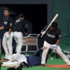 【朗報】日ハム小笠原コーチ、横ばいになって横尾にガッツリ指導