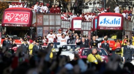 楽天星野監督「日本一晴れ」…仙台Vパレードに20万人