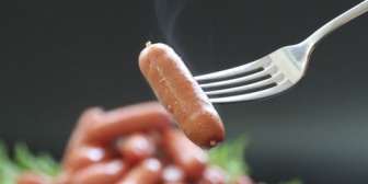 朝食を妻がテーブルに運んできた時、ウインナーが皿から床に落ちて転がったんだが…