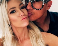 元阪神ナバーロ、美人妻との“アツアツ”キス写真で新年祝福　所属先決まらずも…