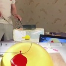【海外の反応】外科医が腹腔鏡で風船を縫合する神業を披露「最後の最後で殺っちゃった」「これは患者に見せるべき」