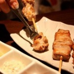 ウェーイ「焼き鳥串から外しといたで～」
