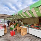 真っ黒な赤飯に、真っ赤なご飯のお稲荷さん。こんなディープな津軽の食が並ぶ道の駅ですが、残念なお知らせです。あの納豆が置かれてないんですよ！