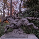 吉祥寺「井の頭自然文化園」内、紅葉を背景にした「若き日の織田信長」像(北村西望作)、2025年12月初旬