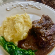 バルサミコで煮るから驚くほど柔らかい！スペアリブのストゥファート