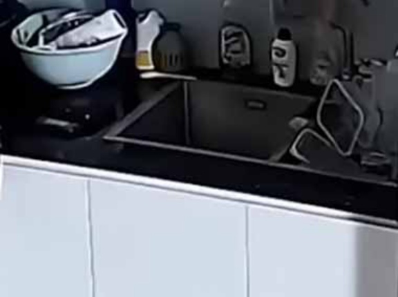 疲れていた彼女は台所で寝てしまった。そこはちょっと危ないよ → こうなっちゃう…
