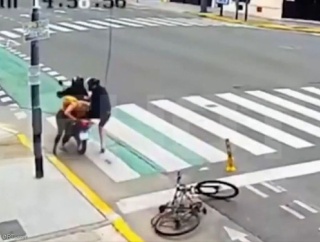 バイク2人組にスマホを奪われかけた女性「絶対に離さない！」通行人が囲んで捕まえる