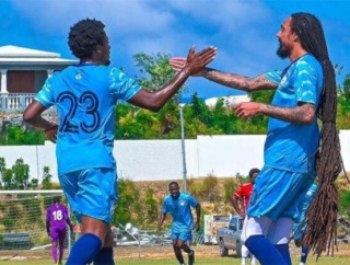 超ロングヘアのサッカー選手が後半途中出場→前代未聞の珍事が発生ｗｗｗｗｗｗｗｗｗ