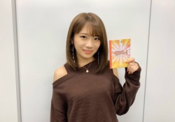 たまらんｗ 秋元真夏の”肩”キレイ・・・・・