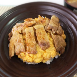 フワフワ玉子と豚がたまらん♪豚照り玉丼