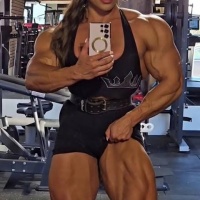 女子「やーん?筋トレしすぎてムキムキなっちゃった?」ﾑﾁｯﾑﾁｯ