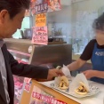 【画像】店員「バーガー紙ごと持ってください」　安倍晋三「わかりました」