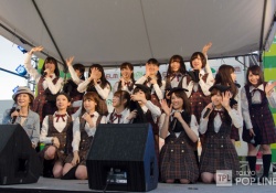 【衝撃】メンバーの集合写真でななみんのパンｔが・・み、見えてる！！！！いそげぇぇぇぇｗｗｗｗｗ