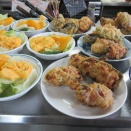 びまんの肉詰め揚げとスクランブルエッグの副菜