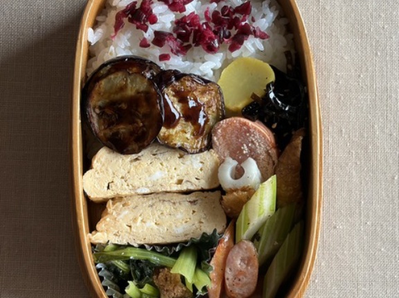 お弁当に詰めた朝食とお鍋の夕食