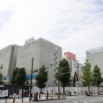 高さ162.13m「関内駅前港町地区第一種市街地再開発事業」の既存建物解体状況！建築計画のお知らせが設置された共同住宅も入る複合施設（2026.10.3）