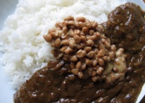 トッモ「このカレーうめえ！」ワイ「納豆かけるともっと美味いで＾＾」ﾄﾞﾊﾞｯ！