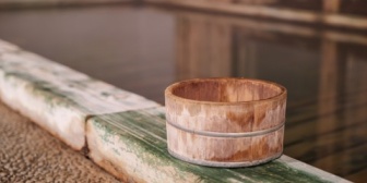 女性の同僚と出張→風呂のあとに顔を突き合わせても普段と何も変わらなかった。「風呂上がりに化粧したんですか？」と聞いたら…