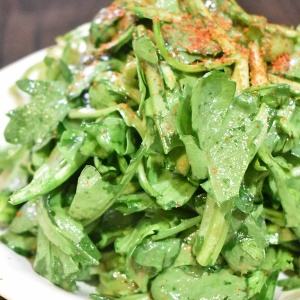 キリっとした味わい♪春菊の梅肉和え