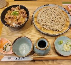 平日限定ランチの週替わり丼は「そば屋の豚丼」～ 八兆庵（県庁前店）