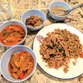 ２食め　タイ郷土料理盛り合わせの「ＬＡＲＢ」（湯島）で南の「クアクリン」と空芯菜の「ゲーンテーポー」＆「ガパオ・ムー」