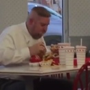 ああ、最高にうまい。ハンバーガーを両手持ちでバクバクと食べる男。海外の反応