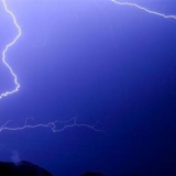 雷から「反物質」が生成されるメカニズム、ついに解明へ　京都大学の研究チームが発表