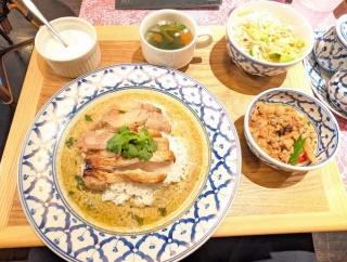 新宿駅新南口のタイ料理「ガイヤーンクンミー」で「鶏の炭火焼きのせグリーンカレー」