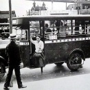 東京市街自動車の乗合自動車［バス］に女性車掌（バスガール）が登場する