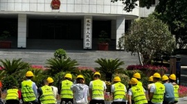 【中国】労働者一団、咸陽市政府の前でひざまずいて賃金要求…9か月分の賃金が未払い