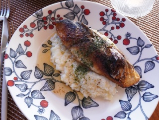 【クリスマスにも】作り置きピュレで完成。白身魚のムニエルが北欧食器でごちそうに［記事下PRあり］