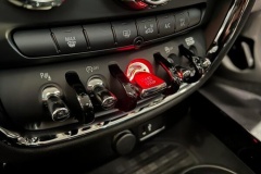 フォルクスワーゲン、物理ボタン復活！「重要な機能をタッチスクリーンに委ねるという過ちを繰り返さない」