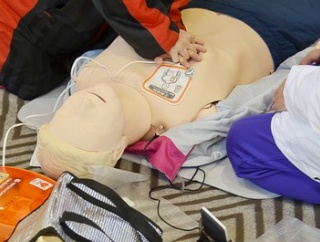 【衝撃】『お●ぱいのあるマネキン』、女性の命を救う可能性